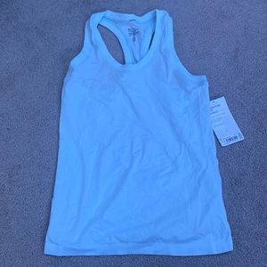 athleta momentum tank, light blue, lighting doesnt show the beautiful light blue